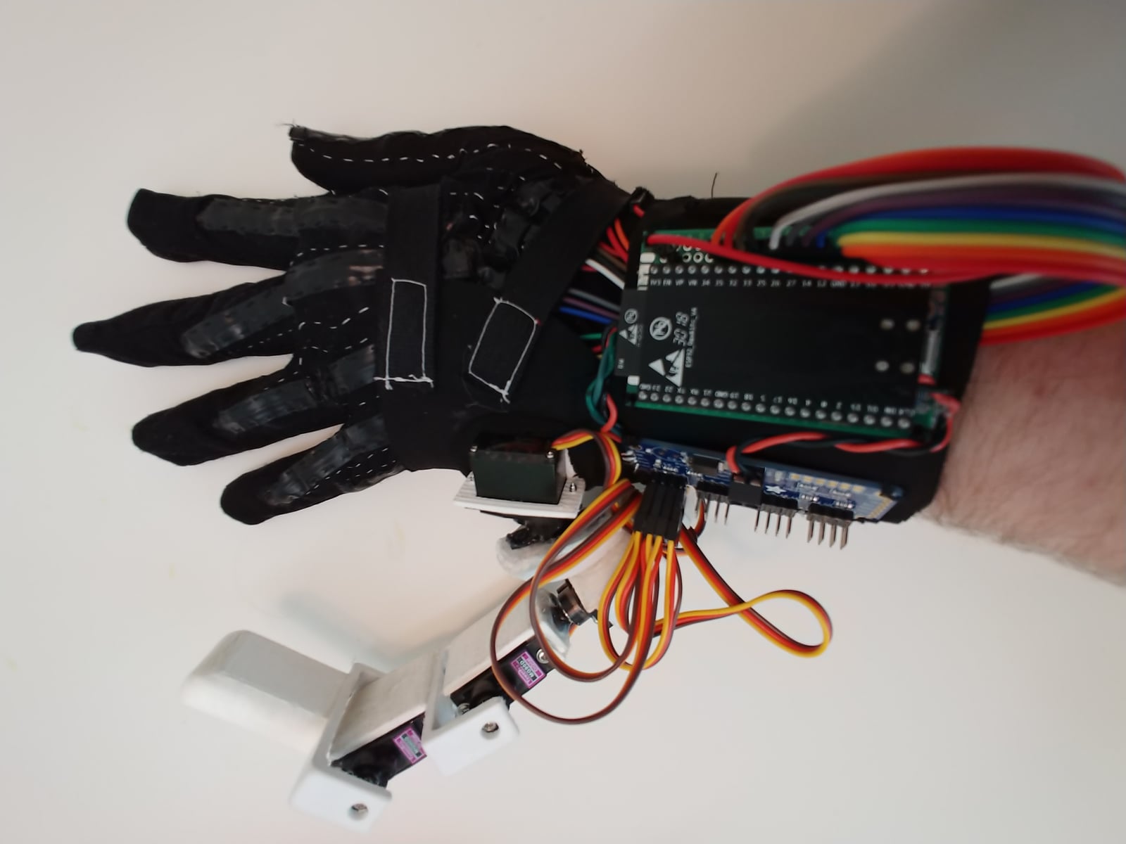 First version of my sumpernumerary robotic finger named Taltosioid shown worn on my hand with capacitive flex detection glove.